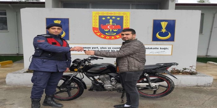 Jandarma çalınan motosikleti sahibine teslim etti